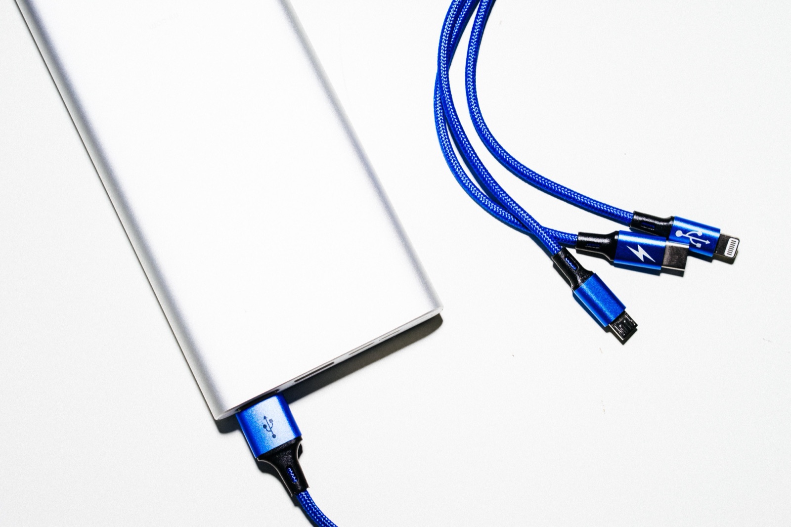 白色行動電源與線材照片，用於說明 UN 38.3 運輸文件查核。