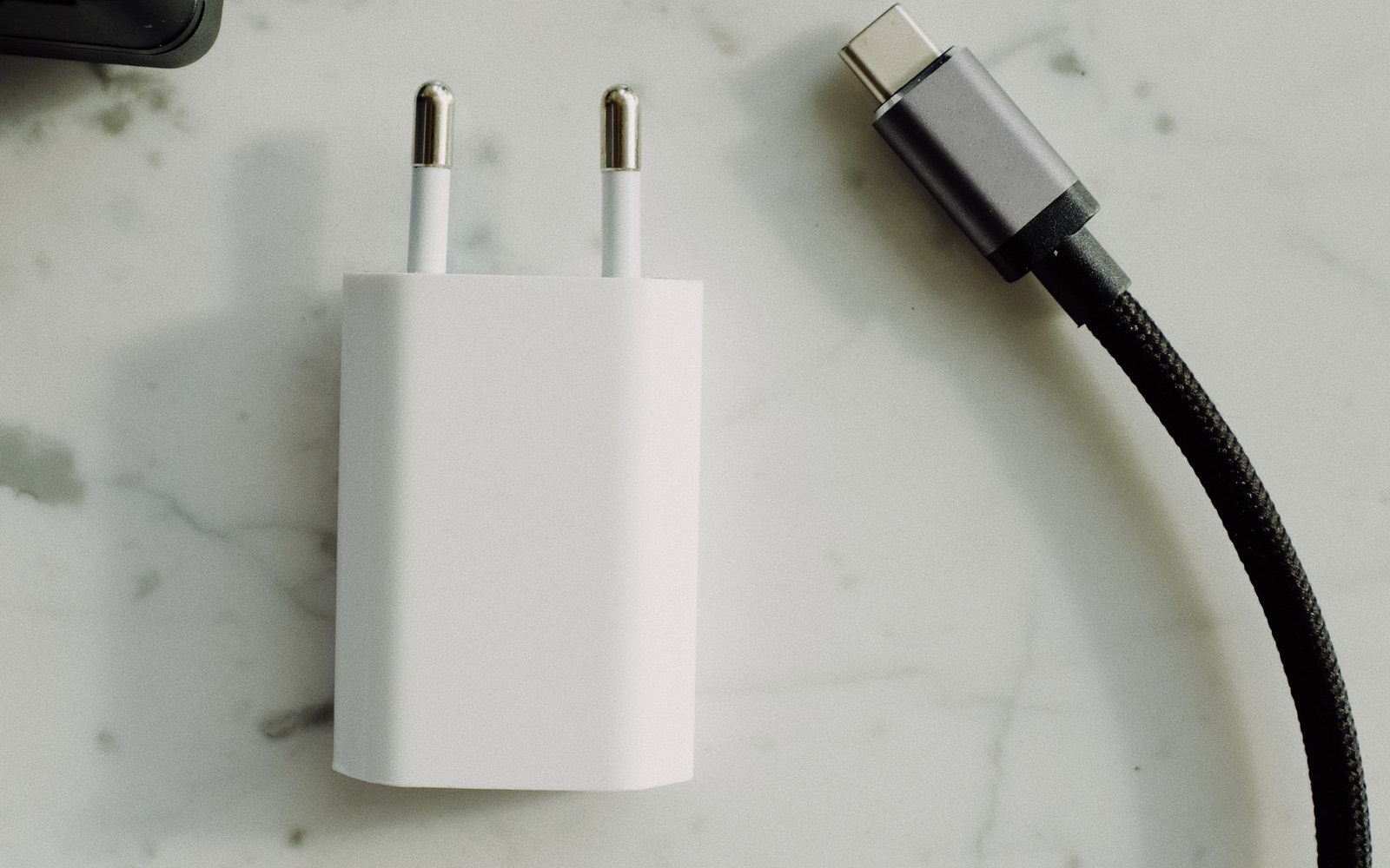 电源适配器旁的 USB-C 线材照片，用于说明 USB-IF 充电器记录核对。